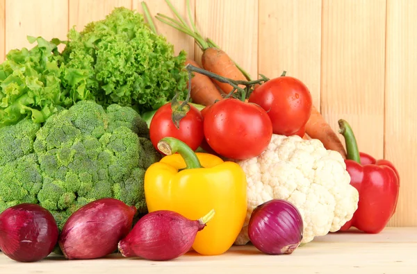 Verdure fresche su sfondo di legno — Foto Stock