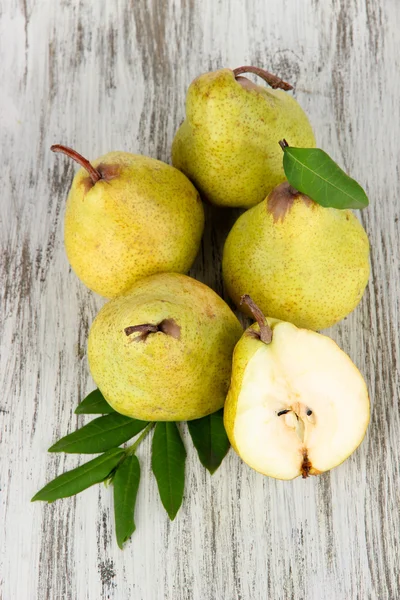 Pears on wooden background — Stock Photo, Image