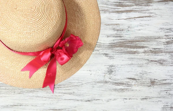 木製の背景に美しい夏帽子 — ストック写真