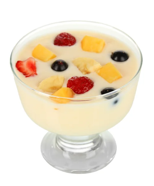 Νόστιμο γιαούρτι με φρούτα που απομονώνονται σε λευκό — Φωτογραφία Αρχείου