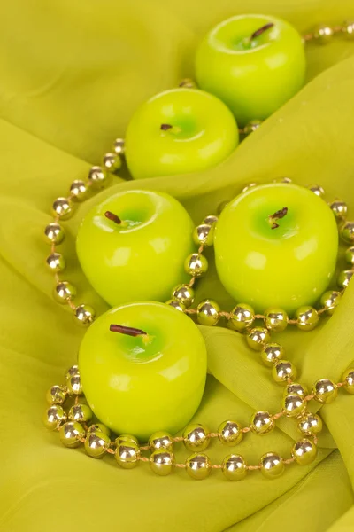 Candele aromatiche decorative su sfondo tessuto verde — Foto Stock