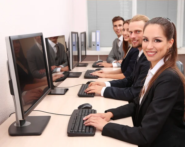 Uomini d'affari sul posto di lavoro — Foto Stock