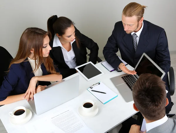 Grupp av affärsmän att ha möte tillsammans — Stockfoto