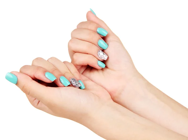 Красиві жіночі руки з синім манікюром, ізольовані на білому — стокове фото