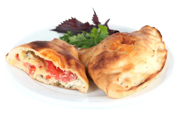 Pizza calzone na stole na białym tle — Zdjęcie stockowe