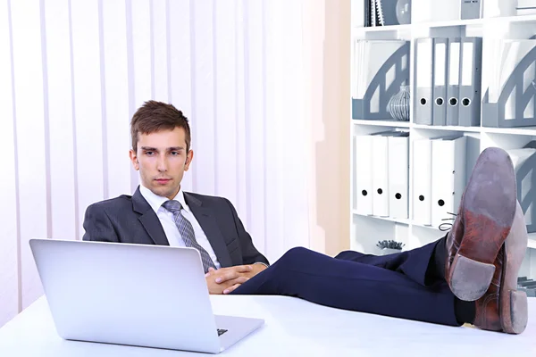 Empresário descansando em seu escritório com os sapatos na mesa — Fotografia de Stock