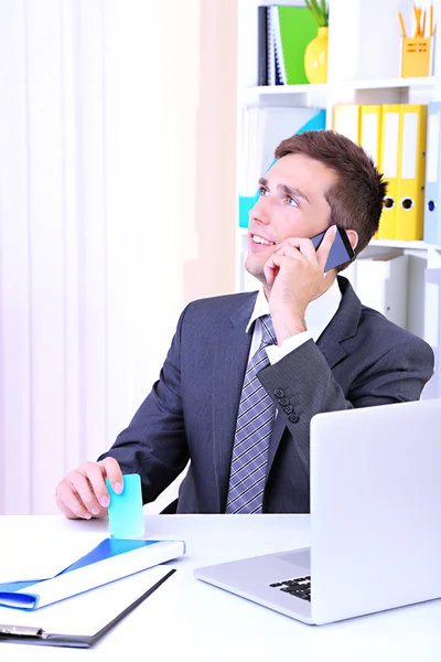 Hombre de negocios trabajando en la oficina — Foto de Stock