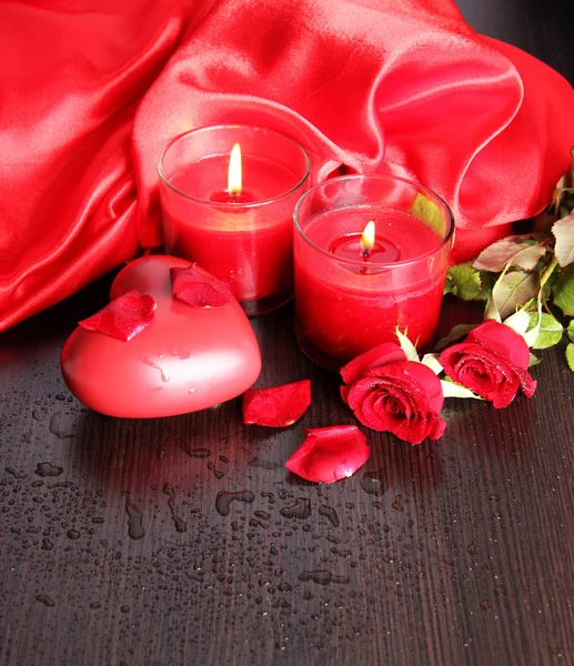 Bella candela rossa romantica con fiori, da vicino — Foto Stock