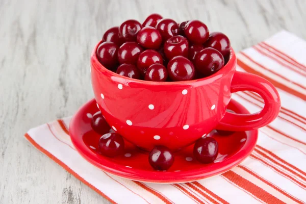 Cereza dulce en taza en primer plano de la mesa —  Fotos de Stock