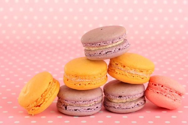 Mild macaroons på rosa bakgrund — Stockfoto