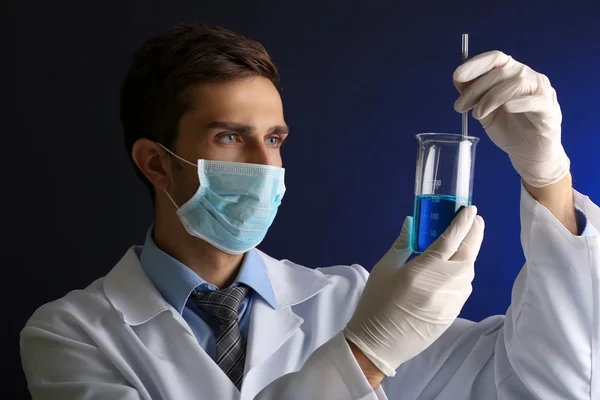 Joven científico de laboratorio trabajando en laboratorio — Foto de Stock