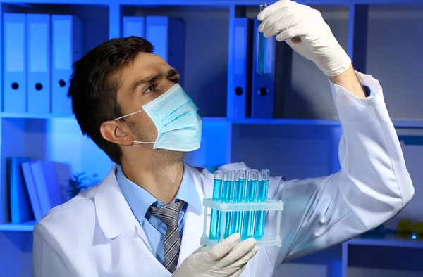 Jonge laboratorium wetenschapper werken bij lab — Stockfoto
