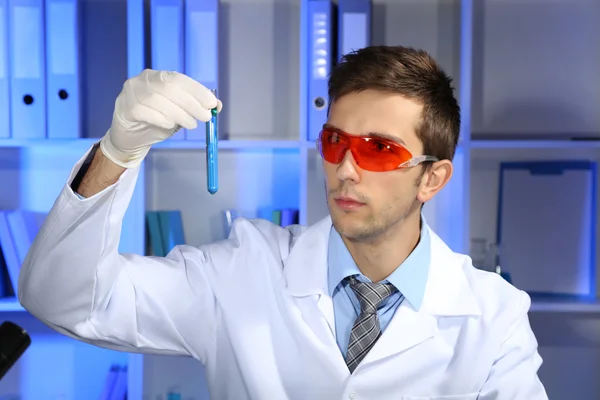 Joven científico de laboratorio trabajando en laboratorio — Foto de Stock