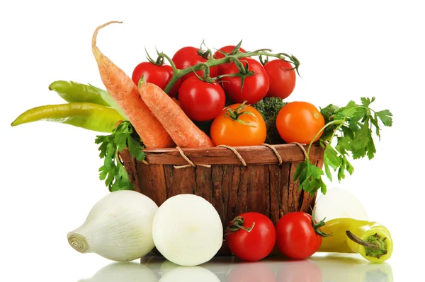 Verduras frescas en cesta aisladas sobre blanco — Foto de Stock