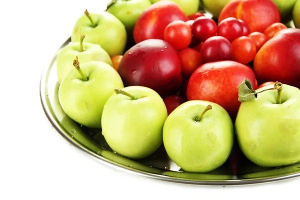 Asortyment soczyste owoce na talerzu, na białym tle — Zdjęcie stockowe