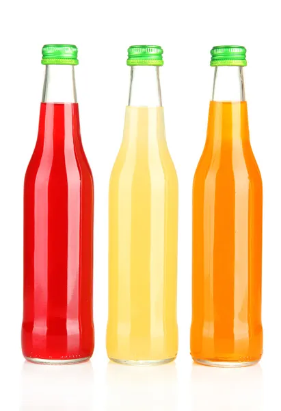 Пляшки зі смачним напоєм, ізольовані на білому — стокове фото