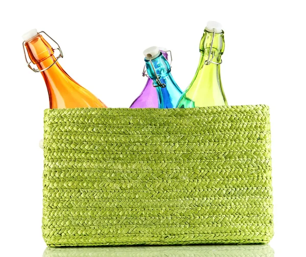 Kolor butelki szklane w kolorze wiklinowy koszyk, na białym tle — Zdjęcie stockowe