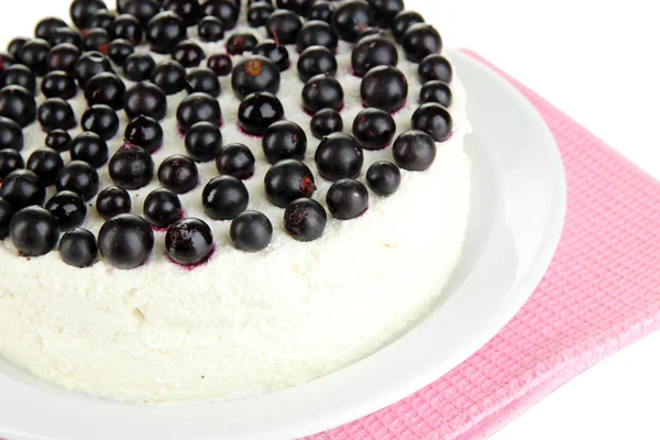 Käsekuchen mit frischen Beeren auf weißem Teller Nahaufnahme — Stockfoto