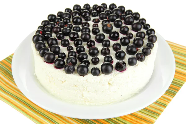 Cheesecake με φρέσκα μούρα σε λευκή πινακίδα closeup — Φωτογραφία Αρχείου