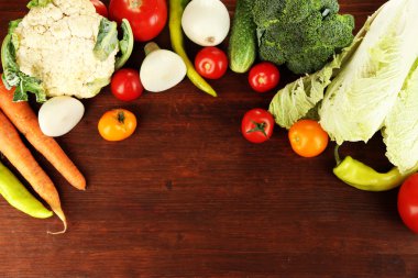 taze sebze sepeti ahşap masa yakın çekim üzerinde