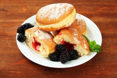 ahşap masa üzerinde meyveleri ile lezzetli börekler