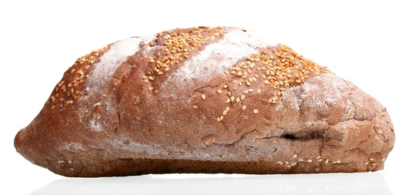 Delicioso pan de centeno con semillas de sésamo aisladas en blanco —  Fotos de Stock