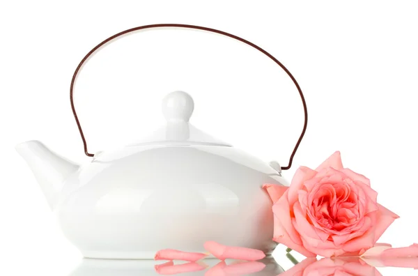 Theepot van thee met roos geïsoleerd op wit — Stockfoto