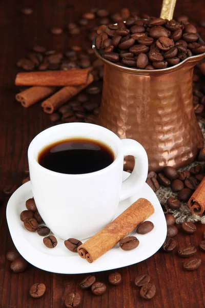 Coffe cup och metall turk på träbord — Stockfoto