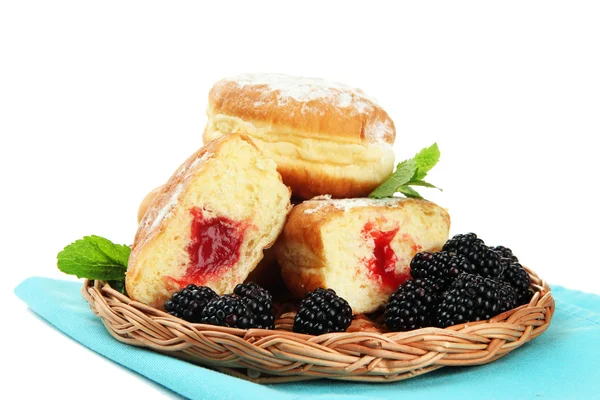 Sabrosas rosquillas con bayas, aisladas en blanco —  Fotos de Stock