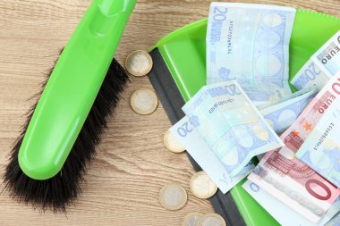 ahşap arka plan yakın çekim üzerinde kürek piyango para