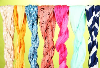 yeşil arka plan üzerinde renkli eşarplar