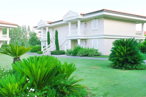 Casa moderna con jardinería en frente — Foto de Stock