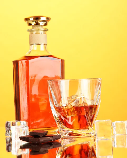 Bouteille et deux verres de whisky écossais, sur fond de couleur — Photo