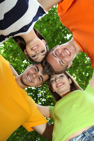 Felice gruppo di giovani nel parco — Foto Stock