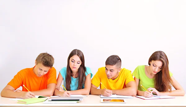 Gruppe junger Studenten sitzt im Zimmer — Stockfoto