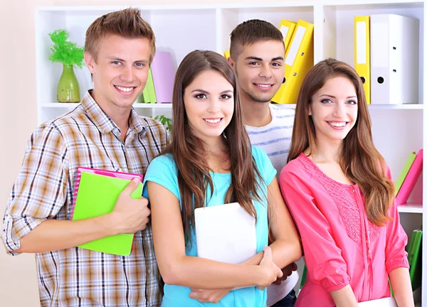 Oda mutlu güzel genç öğrenci grubu