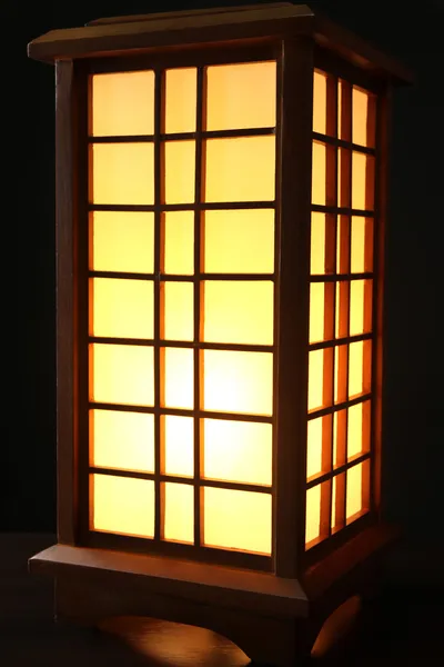 Lámpara de mesa japonesa sobre fondo negro — Stockfoto