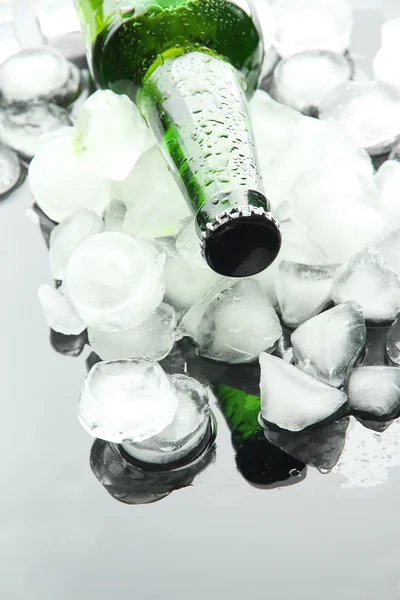 Botella de cerveza con cubitos de hielo, de cerca — Foto de Stock