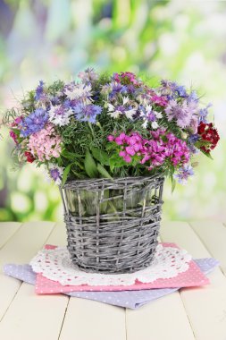 Sepette doğal zemin üzerine ahşap masa üstünde güzel buket