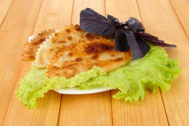 ahşap zemin üzerinde plaka üzerinde taze otlar ile lezzetli chebureks