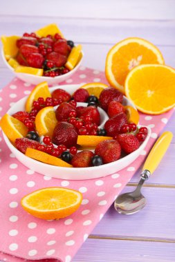 ahşap masa yakın çekim Tabaklarda yararlı meyve salatası