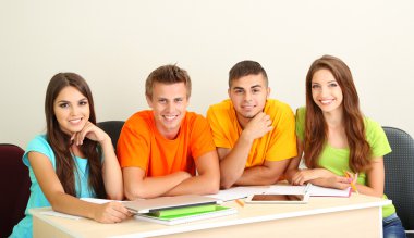 Grup genç öğrenci oturma odasında