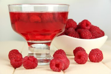 ahşap masa üzerinde taze çilek ile jöle