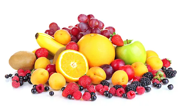 Färska frukter och bär isolerade på vitt — Stockfoto