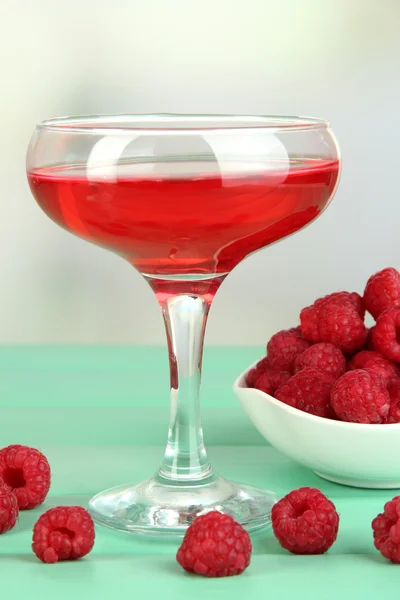 Gelee mit frischen Beeren auf grünem Holztisch — Stockfoto