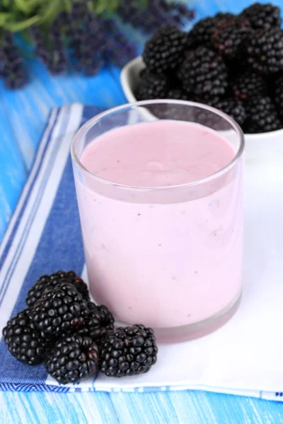 Sweet blackberries with yogurt on table close-up — Stock Photo, Image