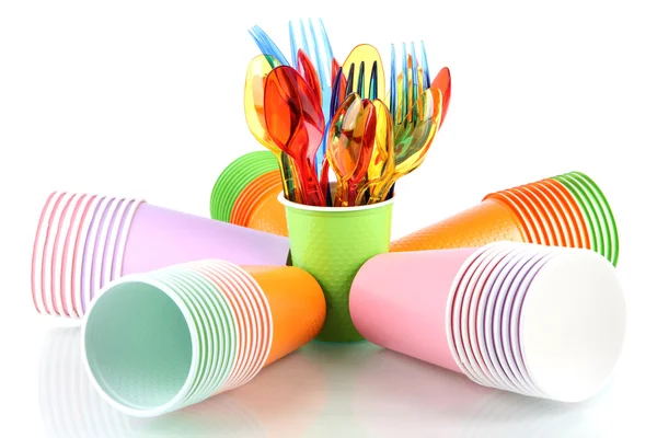 Tasses, cuillères et fourchettes de différentes couleurs isolées sur blanc — Photo