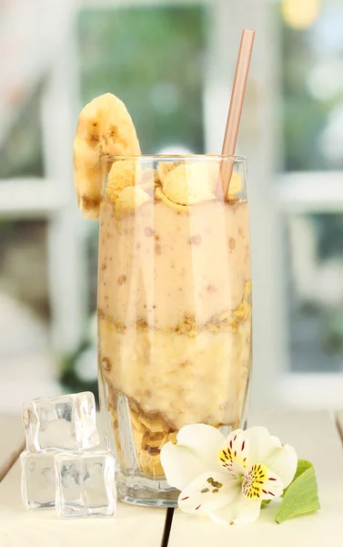 Lahodné ovocné smoothie na dřevěný stůl na pozadí okna — Stock fotografie