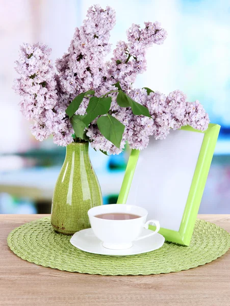 Schöne fliederfarbene Blumen auf dem Tisch im Zimmer — Stockfoto