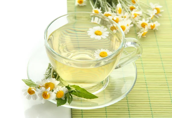 Secangkir teh herbal dengan camomiles liar dan mint, terisolasi di atas putih — Stok Foto